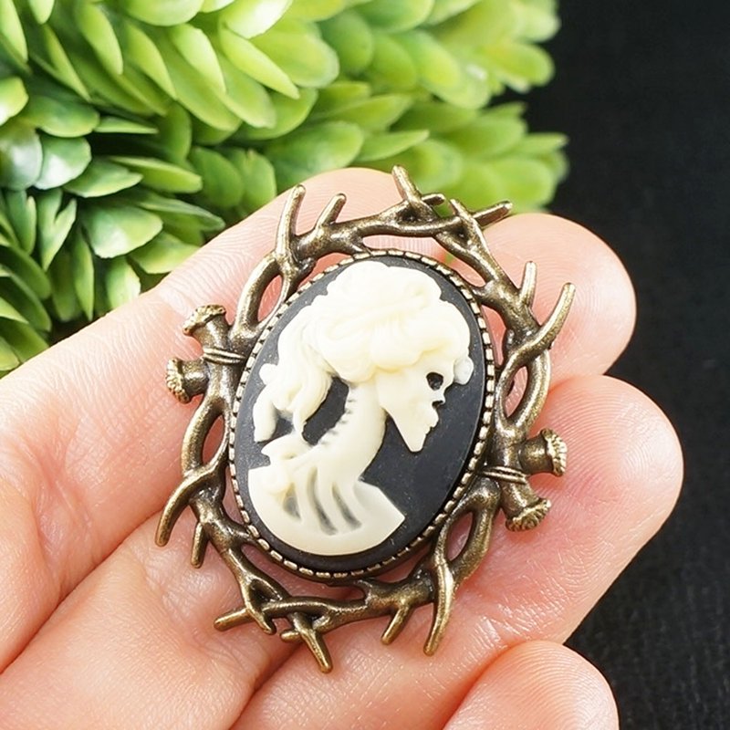 Skeleton Skull Lady Girl Vintage Cameo Brooch Victorian Epoch Brooch Pin Jewelry - เข็มกลัด - วัสดุอื่นๆ สีดำ