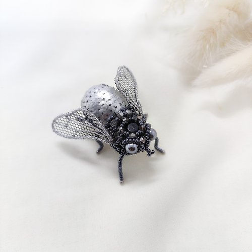 一隻蟲子 珠寶刺繡立體水晶昆蟲胸針-鐵灰可愛Fly胸針