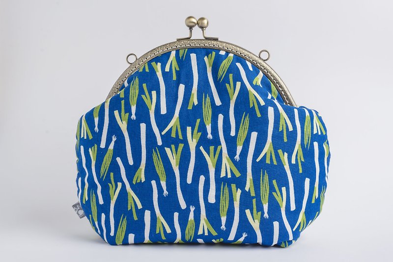 Blue onion burning bag / metal mouth gold bag / retro Messenger bag / portable bag - Messenger Bags & Sling Bags - Cotton & Hemp Blue