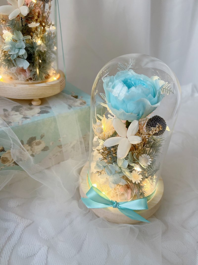 【flower-of-life】Tranquility Sea Eternal Flower Glass Bell Jar with Lantern Congratulations Flower Gift for Chinese Valentine's Day - ช่อดอกไม้แห้ง - พืช/ดอกไม้ สีน้ำเงิน