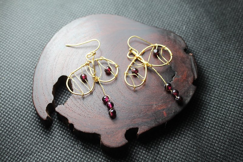 金屬線石榴石耳環 可做夾式 新藝術若蝶 - 耳環/耳夾 - 寶石 紅色