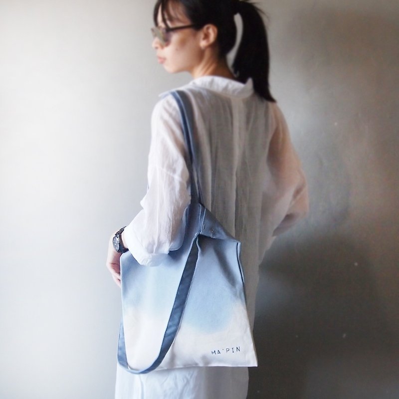 Cornflower blue gradient dyed cotton canvas hand dyed tote bag double back - กระเป๋าแมสเซนเจอร์ - ผ้าฝ้าย/ผ้าลินิน สีน้ำเงิน