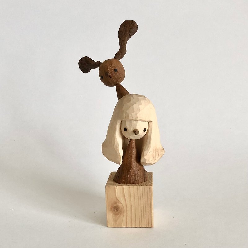 長い髪の女の子と小さなウサギの木彫り。 - 人形・フィギュア - 木製 ブラウン