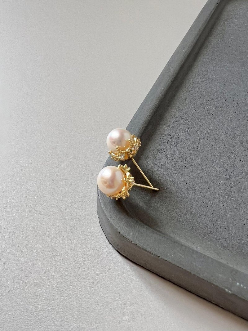 Round Freshwater Pearl Flowery Ear Studs - ต่างหู - ไข่มุก ขาว