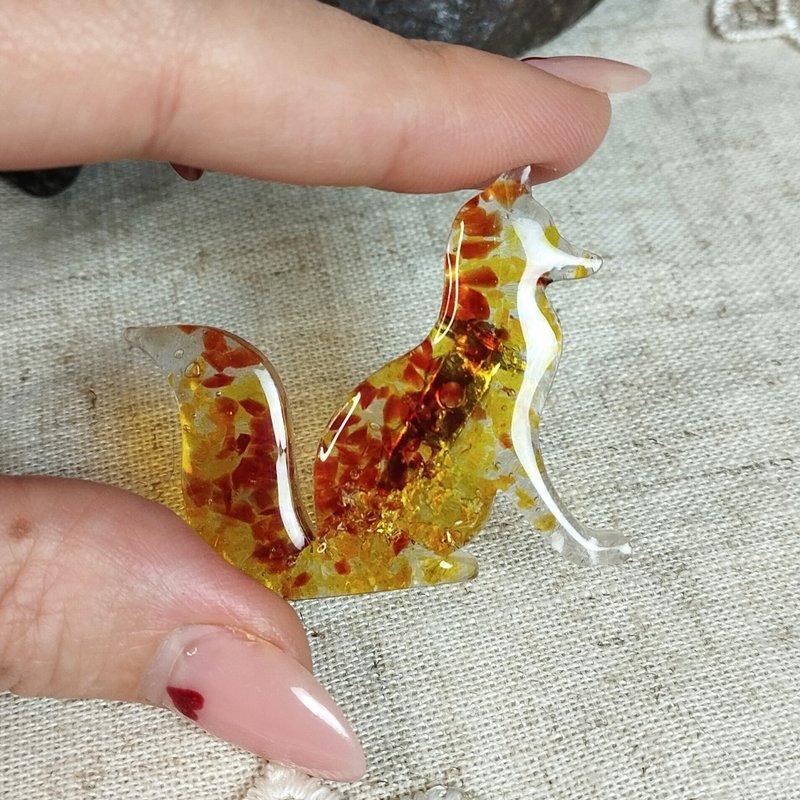 紅狐胸針。水晶狐狸徽章手作。樹脂狐狸翻領別針。 - 胸針 - 樹脂 橘色