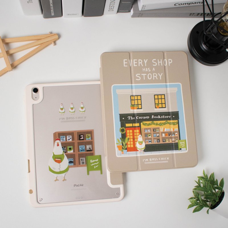 贈平板包 | iPad 插畫家聯名保護殼【雞先生的書店】右側筆槽款 - 平板/電腦保護殼/保護貼 - 其他材質 卡其色