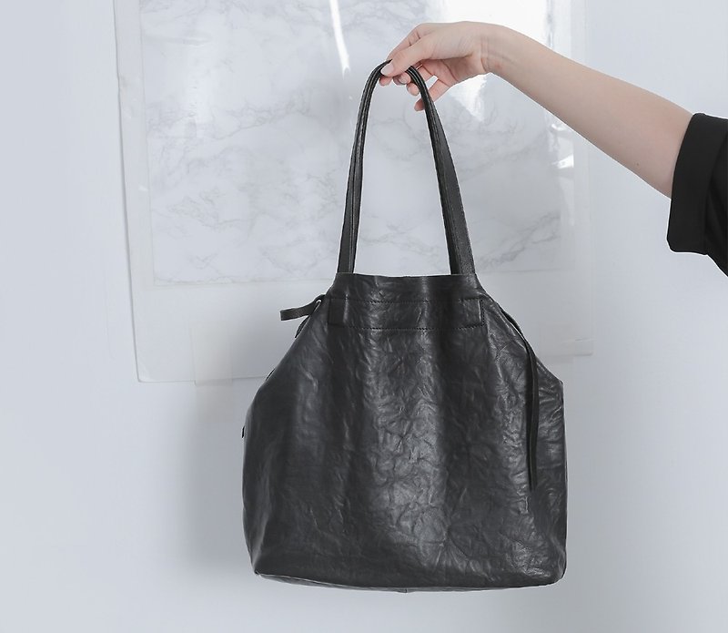 Lake water rippled light carrying shoulder bag mother bag black - กระเป๋าแมสเซนเจอร์ - หนังแท้ สีดำ