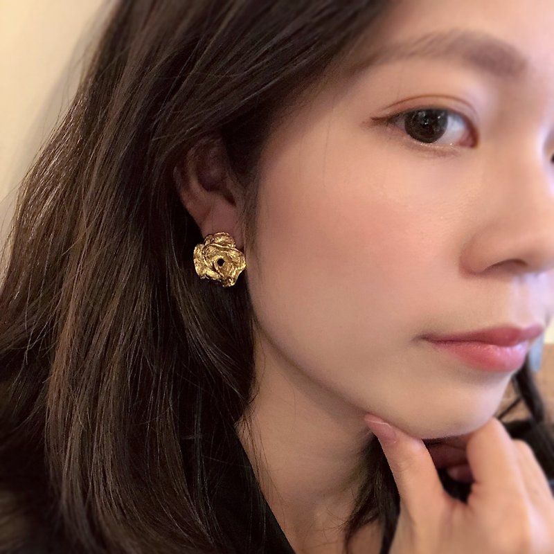 Dry flower gold-plated earrings with 18k gold - ต่างหู - ทองแดงทองเหลือง สีทอง