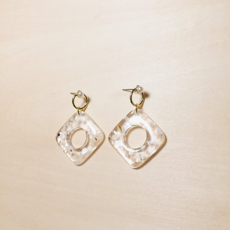 Vintage white broken shell diamond hollow small pearl earrings - ต่างหู - เรซิน ขาว