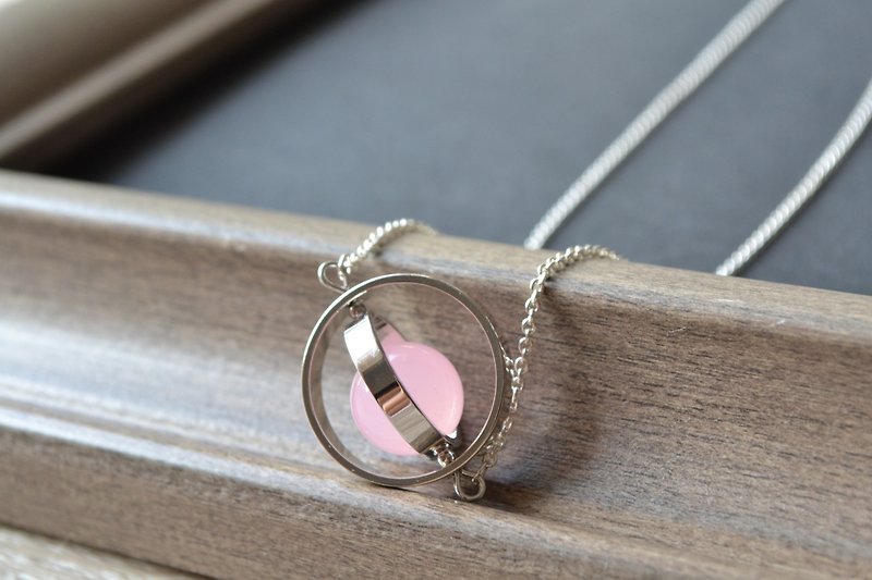 Spinning little planet with 12mm Rose Quartz necklace - สร้อยคอ - โลหะ สึชมพู