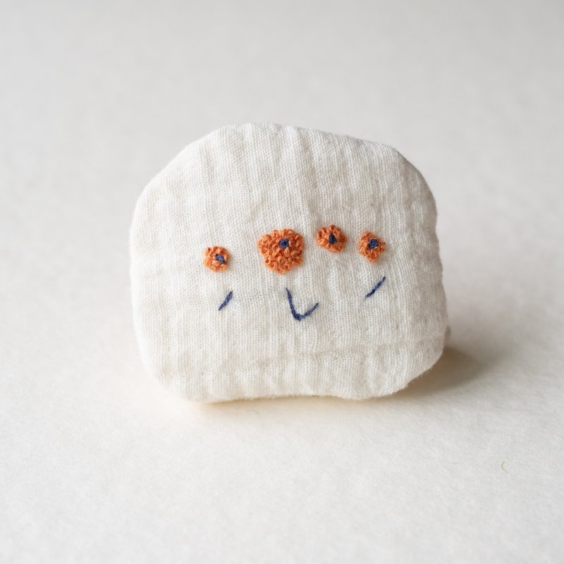葉 音系列 ・刺繡胸針 - 胸針 - 棉．麻 白色