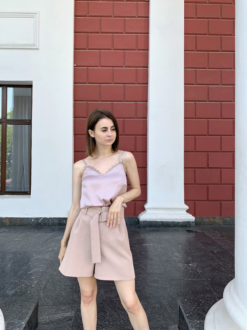 米色絲綢上衣，搭配蕾絲和細肩帶。絲緞襯衫削肩背心 - 女裝上衣 - 其他材質 粉紅色