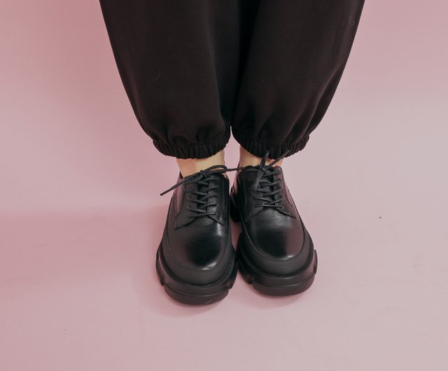 Wide-banded shoes with wide toe-tire-shaped heels-black-zero