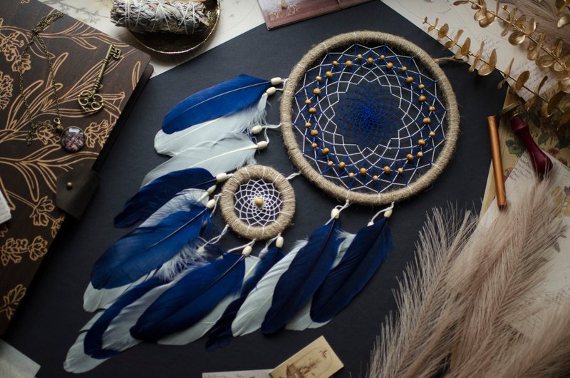 Handmade Blue and White Feather Dreamcatcher - Boho Wall Decor - Unique Gift - ตกแต่งผนัง - งานปัก สีน้ำเงิน