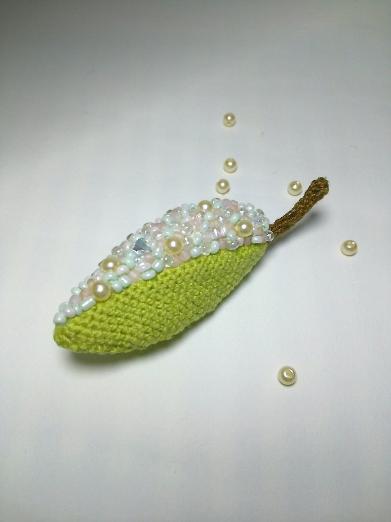 Hand embroidery leaf brooch