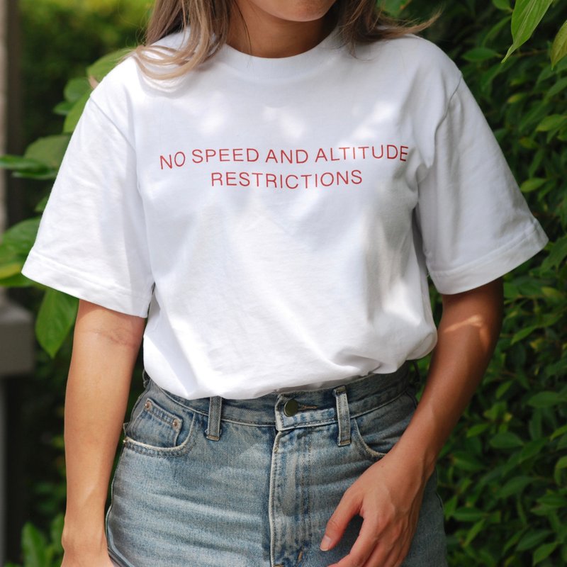 Unisex T-Shirt NO SPEED AND ALTITUDE RESTRICTIONS in White - 女 T 恤 - 棉．麻 白色