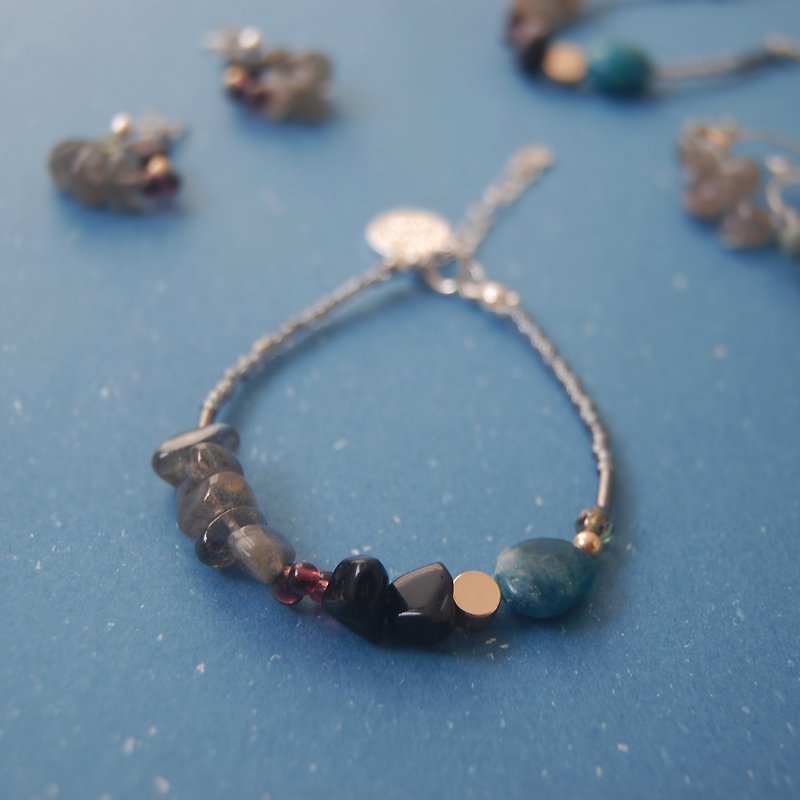 Winter Labradorite Apatite Blue sand stone Crystal Gemstone Bracelet - สร้อยข้อมือ - คริสตัล สีน้ำเงิน