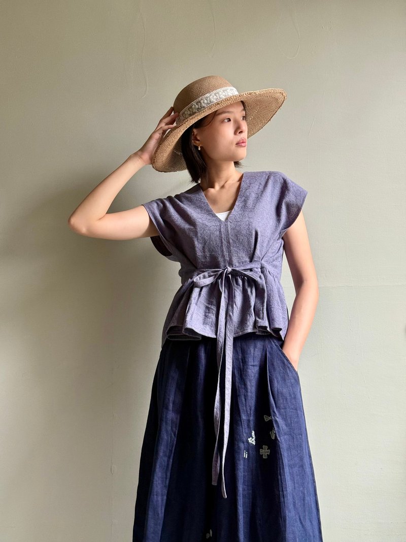 ライラック/グレイッシュパープル ジャカード織り 純綿Vネック フリル裾 リボン付きフレンチスリーブ ショートブラウス/一点物 - ベスト - コットン・麻 