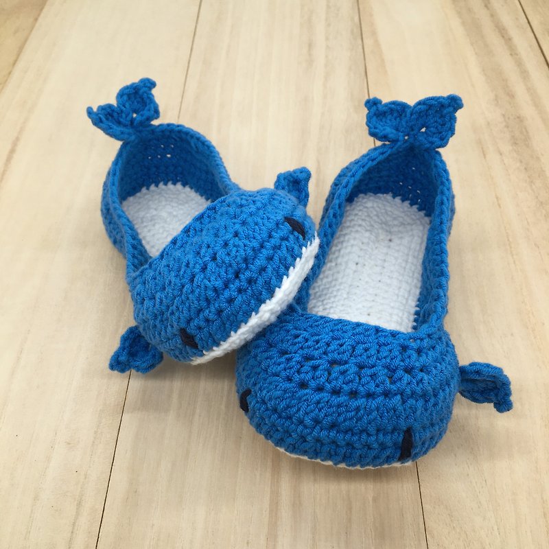 シロナガスクジラのかぎ針編みの靴-大人のためのクジラの家のスリッパ