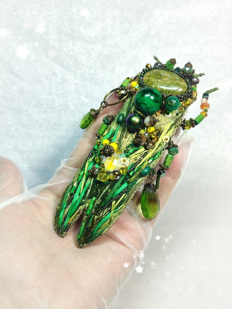 Embroidered green brooch or pendant on a chain beetle with serpentine. - Brooches - Other Materials Green