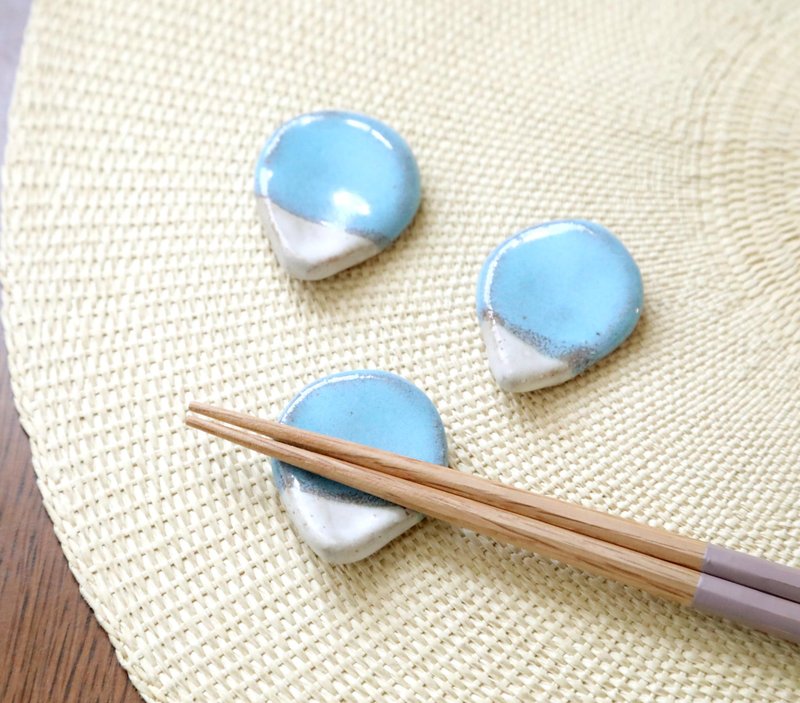 A single blue petal, ceramic chopstick rest - ตะเกียบ - ดินเผา สีน้ำเงิน