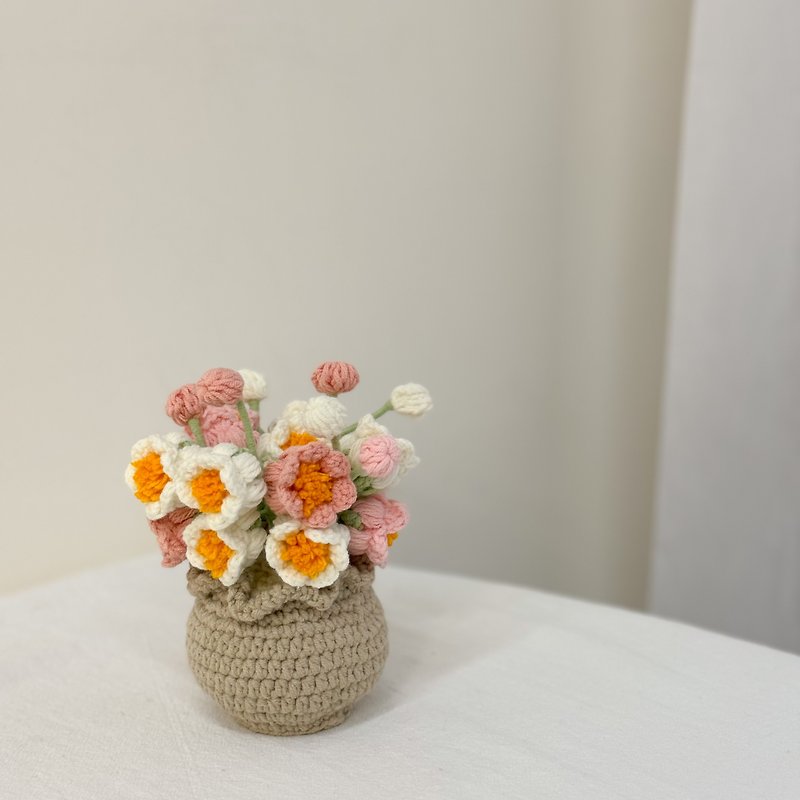ニットスズランの小さな鉢植え - 置物 - コットン・麻 ピンク