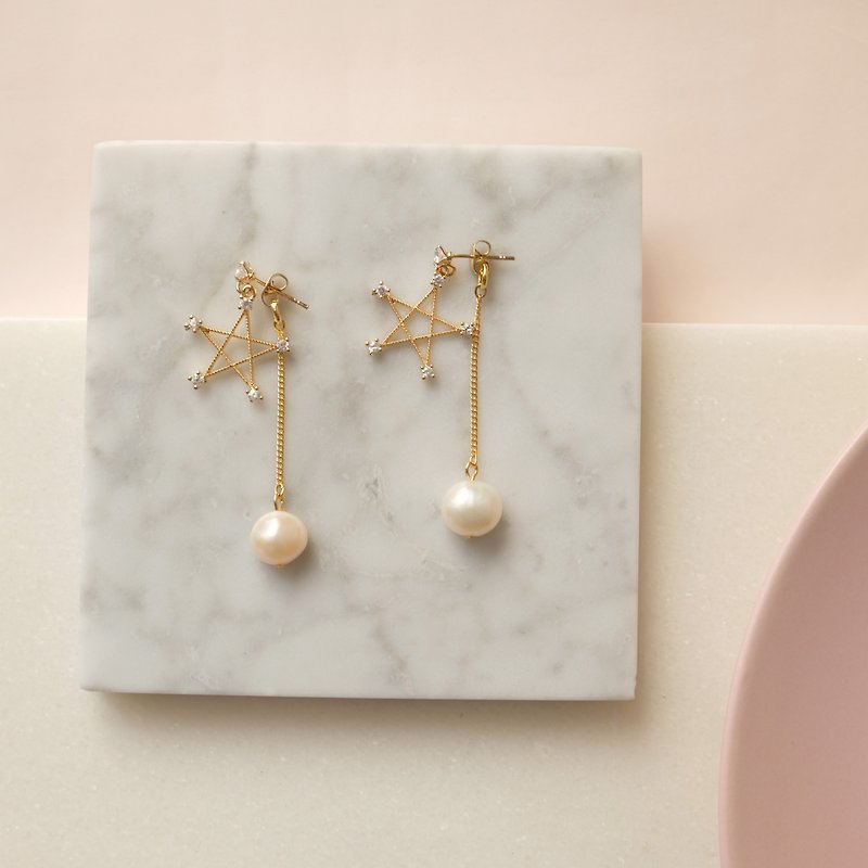 ALYSSA & JAMES five-pointed star Stone Stud Earrings with natural pearls - ต่างหู - เครื่องประดับพลอย สีทอง