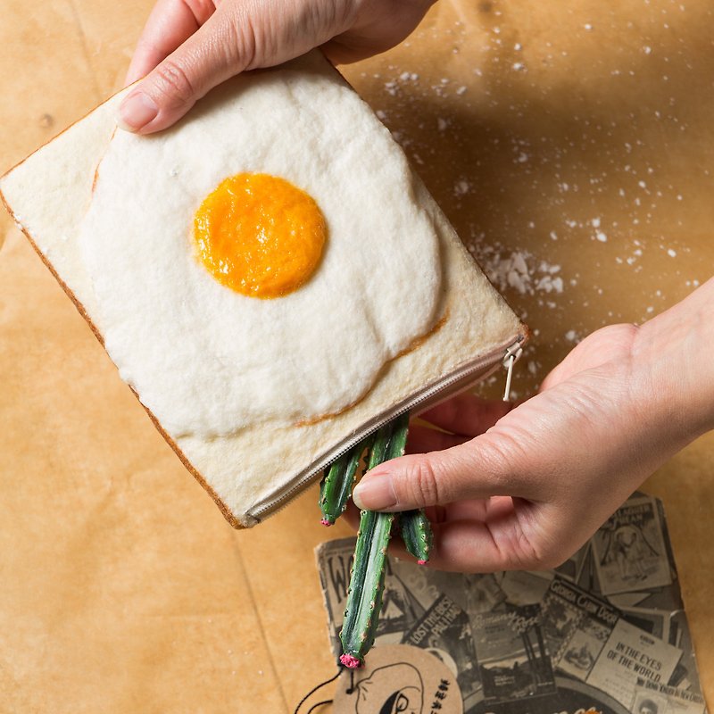 Imitation wool felt toast egg purse - กระเป๋าเครื่องสำอาง - ขนแกะ ขาว