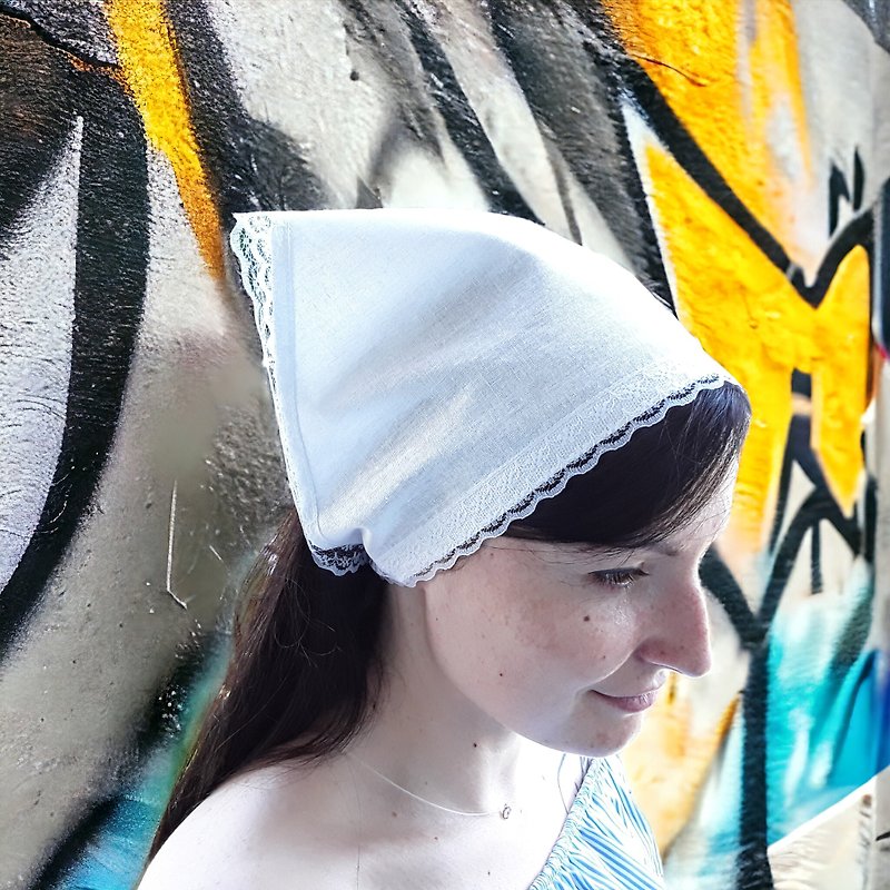 Triangle headscarf, white bandana linen with lace and ties, beach hair kerchief - ผ้าพันคอ - ลินิน ขาว
