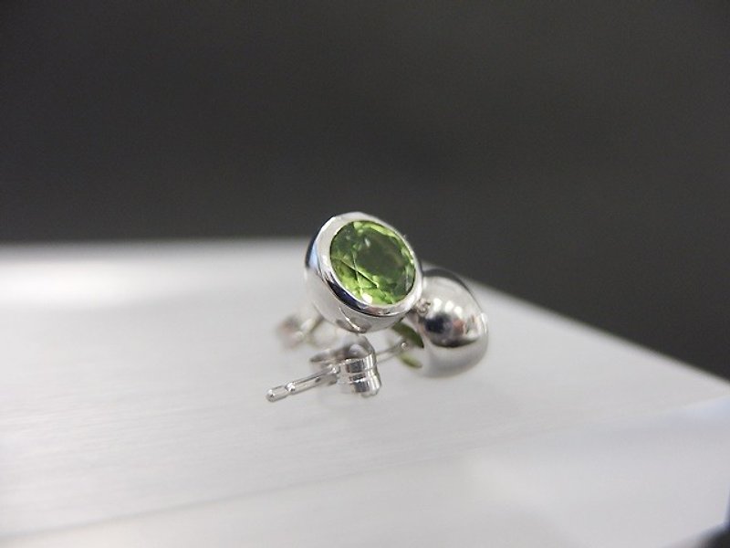 《青睞》- 橄欖石純銀耳環  香港原創設計 - 耳環/耳夾 - 寶石 綠色