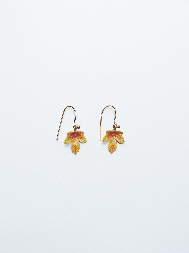 Hand-painted earrings-maple leaf - ต่างหู - ทองแดงทองเหลือง สีส้ม