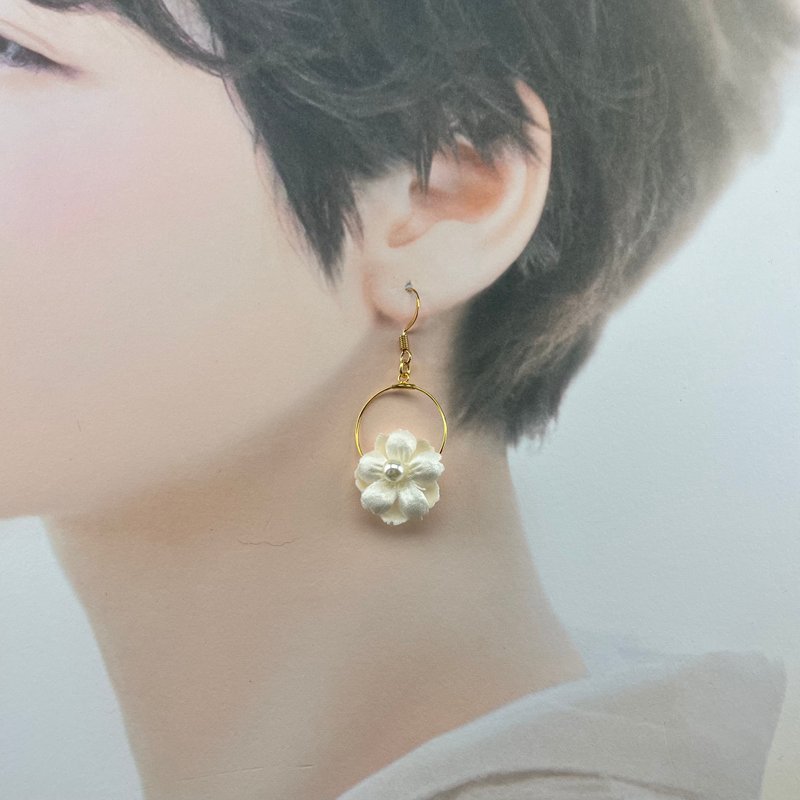 Liora | Youthful Double Small Flower Hoop Earrings - ต่างหู - วัสดุอื่นๆ ขาว