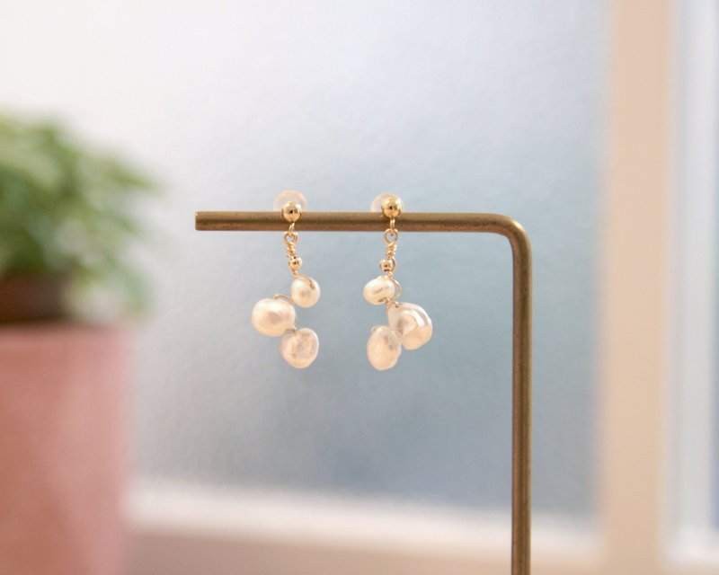 Early Bloom Pearl Earrings/Ear Pins Changeable Clip-On Early Morning Petals Baroque Pearls - Earrings & Clip-ons - Pearl White