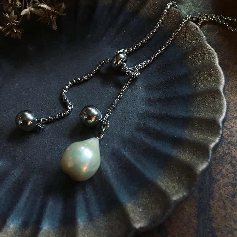 【Lost and find】A string of small ball freshwater pearl water drop necklace from an old shop in Hong Kong - Necklaces - Gemstone White