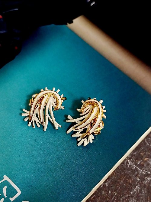 老時光製造所 vintage jewelry 白琺瑯珊瑚造型夾式耳環