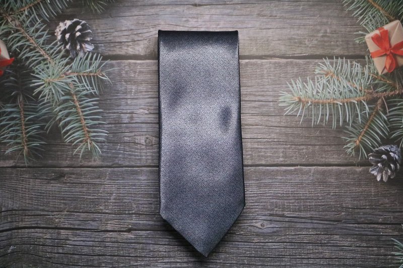 シルバーグレーのダーク柄のシルクのネクタイ/爆発的なスタイルにカッコイイ/幅の狭いタイプの男性がよく似合います。
