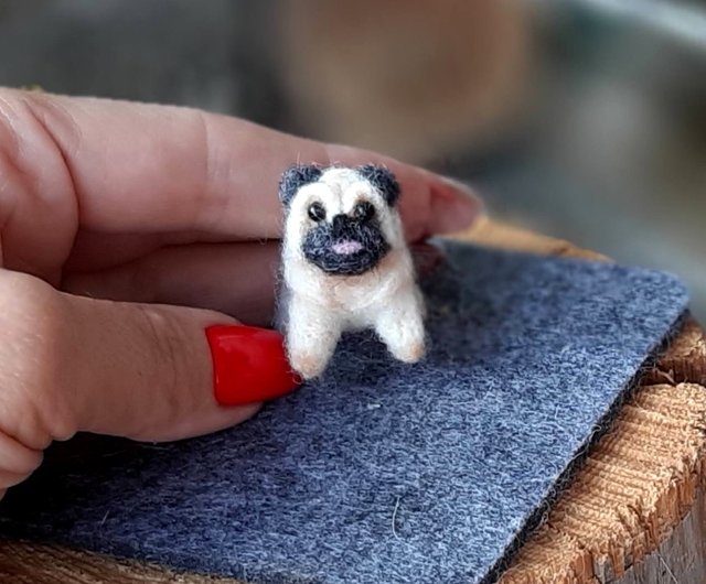 小さなパグ針フェルト犬ミニチュア動物ミニチュア電話チャームキーホルダー - ショップ TINYFELT696 人形・フィギュア - Pinkoi