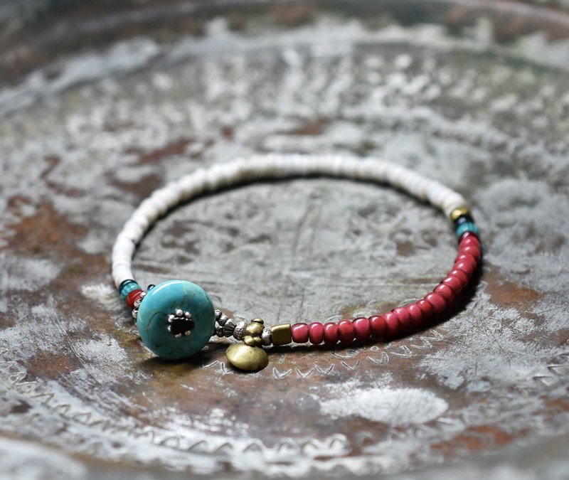 カリマンタン島アンティークホワイトビーズ、金赤と濃赤ホワイトハーツとターコイズブルーとブルーシェブロン、エメラルドブルービーズのブレス　ターコイズ留め金 - 手鍊/手環 - 玻璃 白色