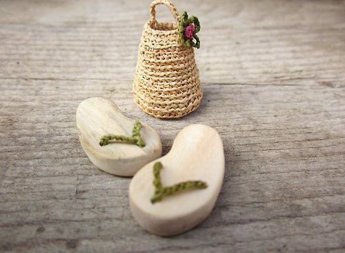 plad Miniature slippers with mini basket, home decor, dollhouse miniature, native art