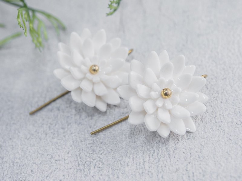 Mum ~ white porcelain flower hook earring ~ size M - ต่างหู - ดินเผา ขาว