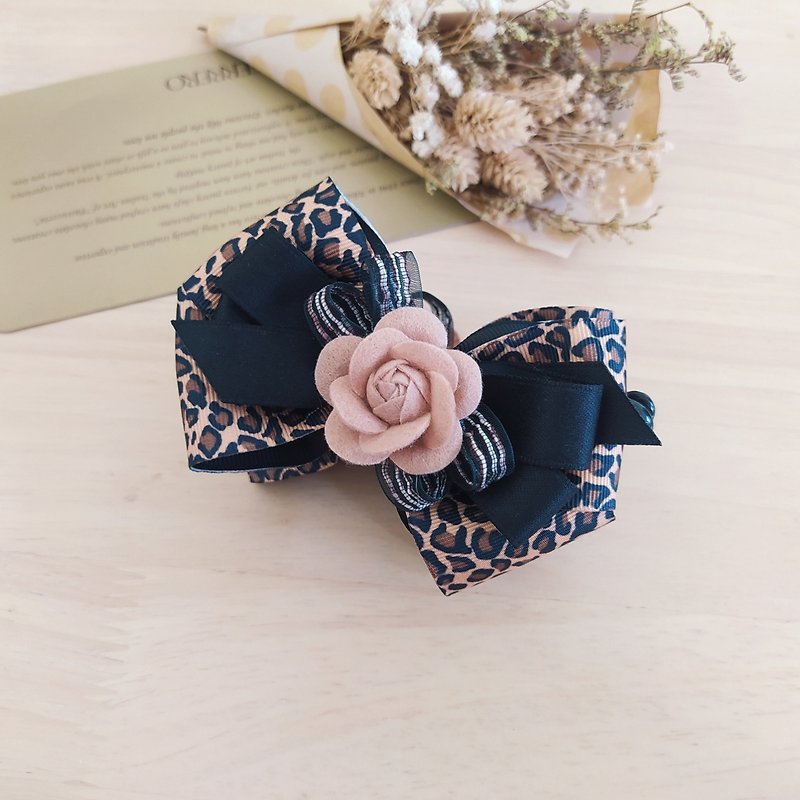 Wild leopard print and camellia banana clip - Hair Accessories - Other Materials Multicolor