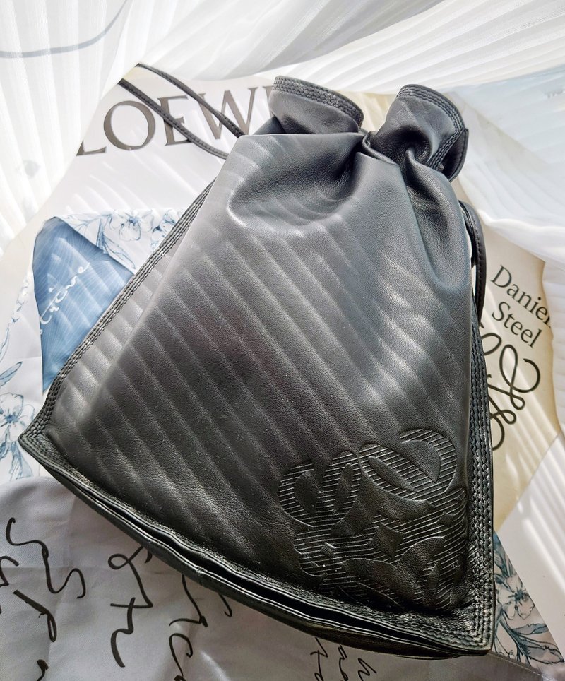中古包 Loewe Flamenco 軟羊皮束口袋肩背包斜挎包單肩包束繩包 - 側背包/斜背包 - 真皮 黑色