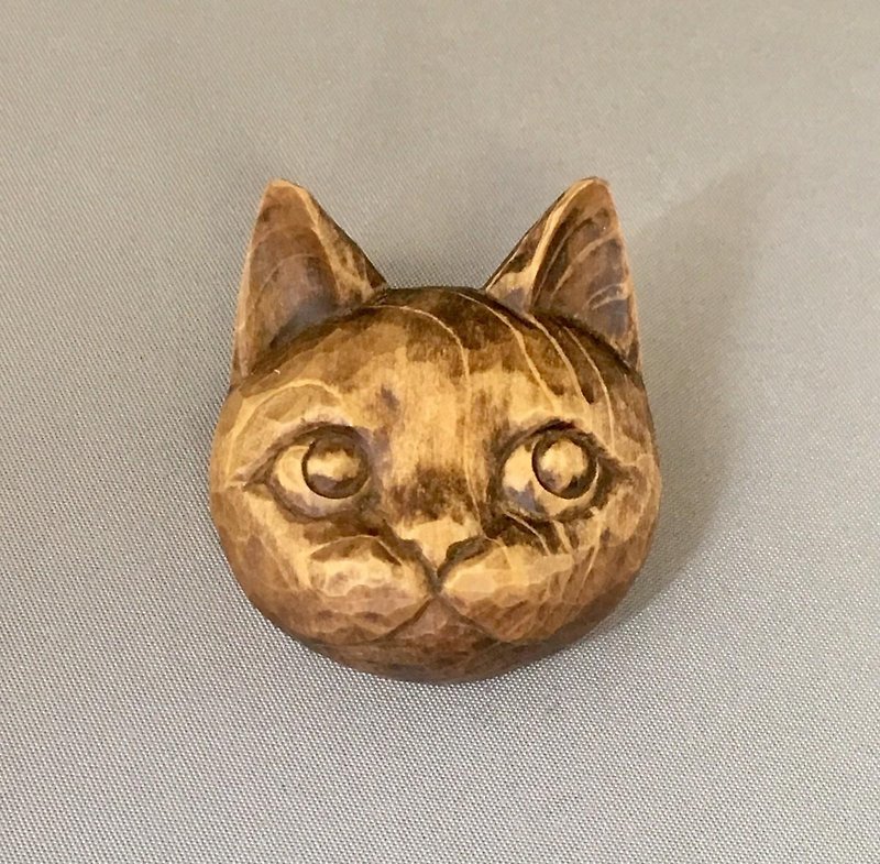 Wood carving cat.Cat brooch. - เข็มกลัด - ไม้ สีนำ้ตาล