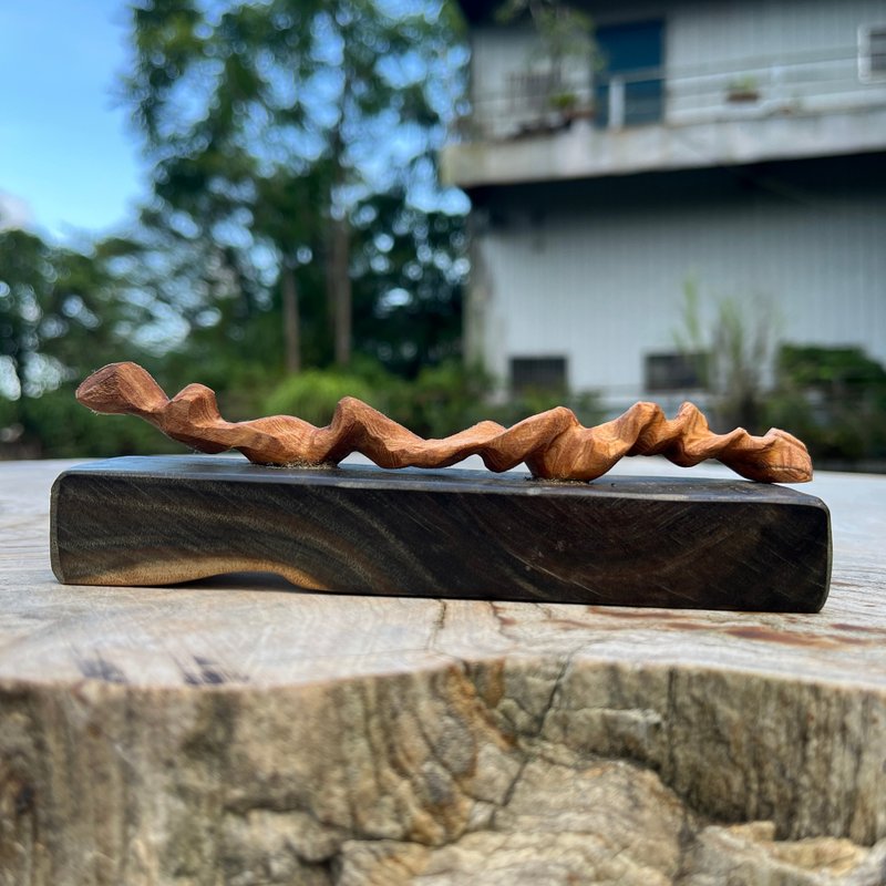 雕刻件　道縈　台灣檜木　巴拉圭綠檀底座 - 擺飾/家飾品 - 木頭 橘色