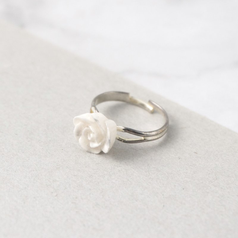 大理石紋玫瑰戒指 手工黏土裱花 - 戒指 - 黏土 白色