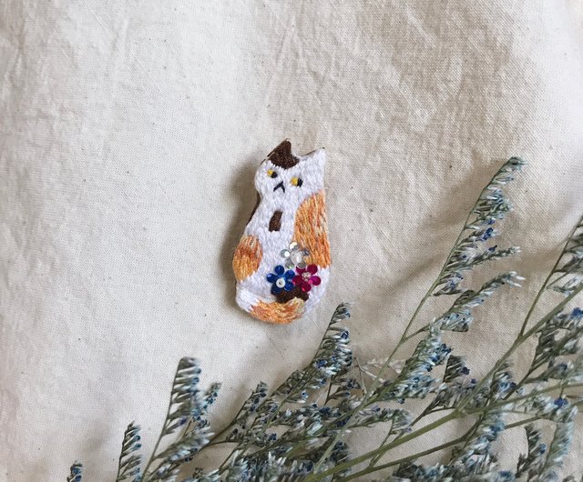 手刺繍//猫と猫じゃらしブローチ - ショップ YUU YUU LAB ブローチ