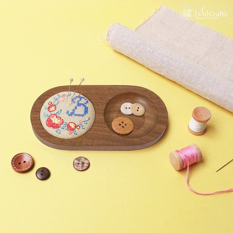 【花朵字母針插】十字繡工具 手作材料包 收納盤 | Xiu Crafts - 編織/刺繡/羊毛氈/縫紉 - 木頭 多色