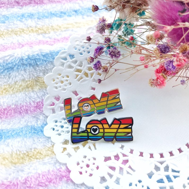 金屬胸針 徽章-彩虹系列  -彩虹 LOVE - 胸針 - 其他金屬 多色