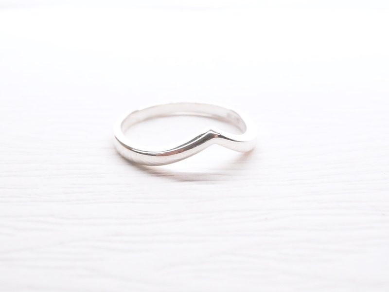 二毛銀【素面尖角純銀戒】一只 - 戒指 - 其他金屬 銀色