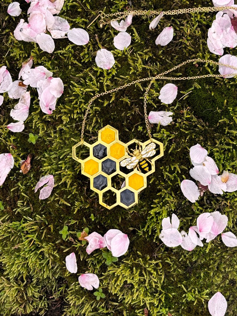 Gold Bee Necklace, Honeycomb Pendant, Handmade Insect Jewelry, Boho gift. - 項鍊 - 其他金屬 